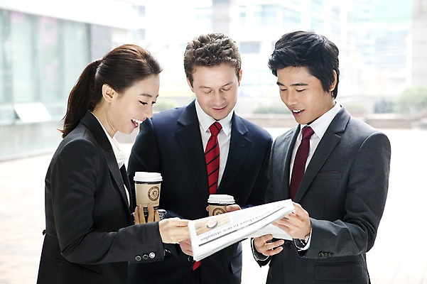 포토 JPG 주간 서양인 외국인 백인 여자 남자 커피 회사 비즈니스 넥타이 서기 웃음 사람 동양인 정장 상반신 성인 세명 비즈니스라이프 글로벌 글로벌비즈니스 깨끗함 한국인 직장인 비즈니스맨 비즈니스우먼 신문 동료 테이크아웃 성인만 국내포토 자연요소 직업 라이프스타일 잡화 옷 음료 컨셉 관계 모션 표정 인종 간행물 뉴스 파일형식