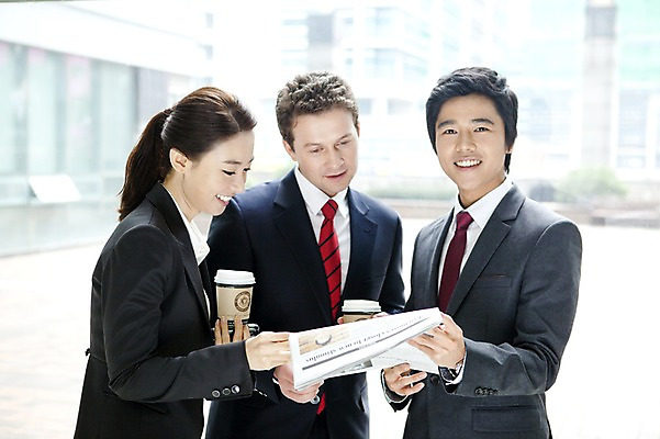 포토 JPG 주간 서양인 외국인 백인 여자 남자 커피 회사 비즈니스 넥타이 서기 웃음 사람 동양인 정장 상반신 성인 세명 비즈니스라이프 글로벌 글로벌비즈니스 깨끗함 한국인 직장인 비즈니스맨 비즈니스우먼 신문 동료 테이크아웃 성인만 국내포토 자연요소 직업 라이프스타일 잡화 옷 음료 컨셉 관계 모션 표정 인종 간행물 뉴스 파일형식