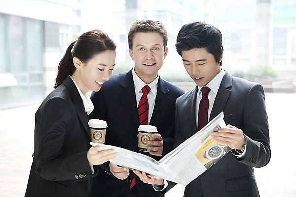 포토 JPG 주간 서양인 외국인 백인 여자 남자 커피 회사 비즈니스 넥타이 서기 웃음 사람 동양인 정장 상반신 성인 세명 비즈니스라이프 글로벌 글로벌비즈니스 깨끗함 한국인 직장인 비즈니스맨 비즈니스우먼 신문 동료 테이크아웃 성인만 국내포토 자연요소 직업 라이프스타일 잡화 옷 음료 컨셉 관계 모션 표정 인종 간행물 뉴스 파일형식