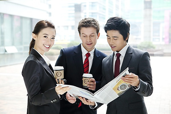 포토 JPG 주간 서양인 외국인 백인 여자 남자 커피 회사 비즈니스 넥타이 서기 웃음 사람 동양인 정장 상반신 성인 세명 비즈니스라이프 글로벌 글로벌비즈니스 깨끗함 한국인 직장인 비즈니스맨 비즈니스우먼 신문 동료 테이크아웃 성인만 국내포토 자연요소 직업 라이프스타일 잡화 옷 음료 컨셉 관계 모션 표정 인종 간행물 뉴스 파일형식
