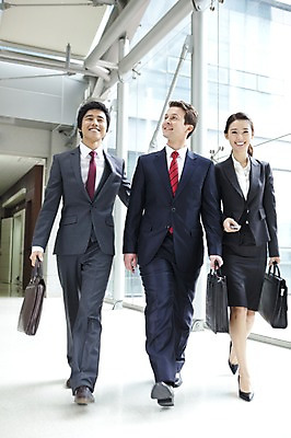 포토 JPG 주간 전신 서양인 외국인 백인 여자 남자 서류가방 가방 회사 비즈니스 넥타이 실내 서기 웃음 사람 동양인 정장 성인 세명 비즈니스라이프 글로벌 글로벌비즈니스 깨끗함 한국인 직장인 비즈니스맨 비즈니스우먼 동료 성인만 국내포토 자연요소 직업 라이프스타일 잡화 옷 컨셉 관계 모션 표정 인종 내부 파일형식