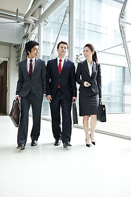 포토 JPG 주간 전신 서양인 외국인 백인 여자 남자 서류가방 가방 회사 비즈니스 넥타이 실내 서기 웃음 사람 동양인 정장 성인 세명 비즈니스라이프 글로벌 글로벌비즈니스 깨끗함 한국인 직장인 비즈니스맨 비즈니스우먼 동료 성인만 국내포토 자연요소 직업 라이프스타일 잡화 옷 컨셉 관계 모션 표정 인종 내부 파일형식