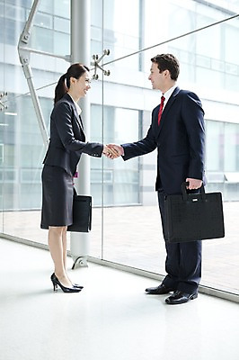 포토 JPG 주간 전신 서양인 외국인 백인 여자 남자 서류가방 가방 회사 비즈니스 넥타이 악수 실내 서기 웃음 사람 동양인 정장 성인 두명 비즈니스라이프 글로벌 글로벌비즈니스 깨끗함 한국인 인사 직장인 비즈니스맨 비즈니스우먼 성인만 국내포토 자연요소 직업 라이프스타일 잡화 옷 컨셉 모션 표정 인종 손짓 내부 예절 파일형식