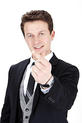 포토 JPG 스튜디오촬영 서양인 외국인 백인 남자 포즈 회사 비즈니스 모션 넥타이 실내 한명 서기 웃음 누끼 사람 정장 손짓 상반신 20대 성인 비즈니스라이프 글로벌 글로벌비즈니스 깨끗함 검지손가락 직장인 비즈니스맨 남자만 남자한명만 성인남자만 청년만 청년남자만 청년남자한명만 성인한명만 성인남자한명만 성인만 국내포토 직업 1 라이프스타일 잡화 옷 컨셉 손가락 표정 인종 청년 내부 파일형식