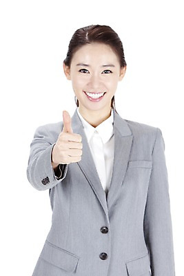 포토 JPG 스튜디오촬영 여자 포즈 회사 비즈니스 모션 실내 한명 서기 웃음 누끼 사람 동양인 정장 손짓 상반신 20대 성인 비즈니스라이프 글로벌 글로벌비즈니스 깨끗함 한국인 엄지손가락 최고 직장인 비즈니스우먼 따봉 여자만 여자한명만 성인여자만 청년만 청년여자만 성인한명만 청년여자한명만 성인여자한명만 성인만 국내포토 직업 1 라이프스타일 옷 컨셉 손가락 표정 인종 청년 내부 파일형식