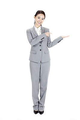 포토 JPG 스튜디오촬영 전신 여자 포즈 회사 비즈니스 모션 안내 실내 한명 서기 웃음 누끼 사람 동양인 정장 손짓 20대 성인 비즈니스라이프 글로벌 글로벌비즈니스 깨끗함 한국인 가리킴 직장인 비즈니스우먼 여자만 여자한명만 성인여자만 청년만 청년여자만 성인한명만 청년여자한명만 성인여자한명만 성인만 국내포토 직업 1 라이프스타일 옷 컨셉 표정 인종 청년 내부 파일형식