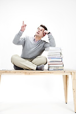 포토 JPG 스튜디오촬영 전신 서양인 외국인 백인 남자 포즈 생각 회사 비즈니스 탁자 실내 한명 누끼 사람 앉기 손짓 20대 성인 책 비즈니스라이프 글로벌 글로벌비즈니스 업무 직장인 비즈니스맨 작업실 책상 고민 남자만 남자한명만 성인남자만 청년만 청년남자만 청년남자한명만 성인한명만 성인남자한명만 성인만 국내포토 직업 1 라이프스타일 감정 가구 모션 인종 청년 내부 작업 파일형식