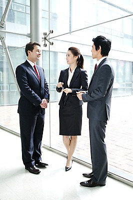 포토 JPG 주간 전신 서양인 외국인 백인 여자 남자 회사 비즈니스 넥타이 실내 대화 설명 서기 웃음 사람 동양인 정장 성인 세명 비즈니스라이프 글로벌 글로벌비즈니스 깨끗함 한국인 직장인 비즈니스맨 비즈니스우먼 동료 성인만 국내포토 자연요소 직업 라이프스타일 잡화 옷 컨셉 관계 모션 표정 말하기 인종 내부 파일형식