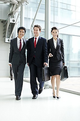 포토 JPG 주간 전신 서양인 외국인 백인 여자 남자 서류가방 가방 회사 비즈니스 넥타이 실내 서기 웃음 사람 동양인 정장 성인 세명 비즈니스라이프 글로벌 글로벌비즈니스 깨끗함 한국인 직장인 비즈니스맨 비즈니스우먼 동료 성인만 국내포토 자연요소 직업 라이프스타일 잡화 옷 컨셉 관계 모션 표정 인종 내부 파일형식