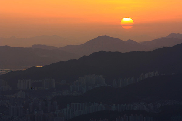포토 JPG 야경 자연 하늘 산 아파트 사람없음 야외 건물 태양 일출 노을 일몰 도시 지평선 국내포토 자연요소 건축물 주택 야간 생태계 파일형식 풍경_경치