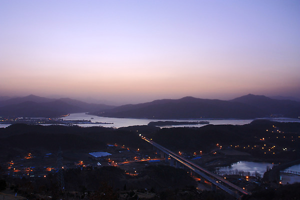 포토 JPG 도로 야경 자연 하늘 조명 산 사람없음 야외 빛 강 하이앵글 마을 노을 일몰 국내포토 자연요소 길 뷰포인트 교통시설 야간 생태계 파일형식 풍경_경치