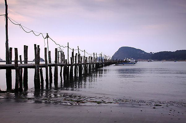 포토 JPG 주간 바다 섬 교통 수상교통 자연 하늘 어업 풍경 해변 사람없음 야외 어선 어촌 갯벌 가교 선박 국내포토 자연요소 건축물 산업 교통수단 배_교통 시골 생태계 파일형식