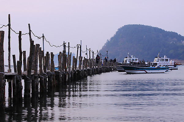 포토 JPG 주간 바다 섬 교통 수상교통 자연 하늘 어업 풍경 야외 어선 어촌 가교 선박 국내포토 자연요소 건축물 산업 교통수단 배_교통 시골 생태계 파일형식