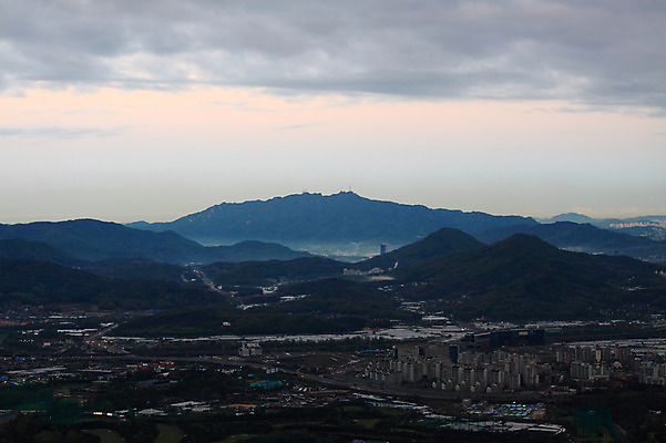 포토 JPG 주간 구름 건축 자연 하늘 산 아파트 풍경 사람없음 야외 건물 마을 도시 국내포토 자연요소 건축물 주택 생태계 파일형식