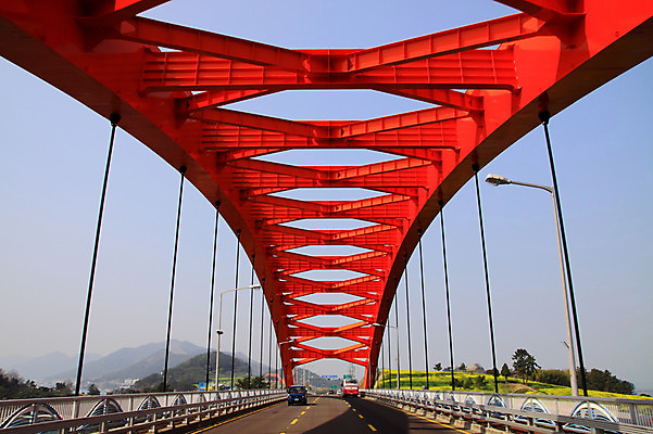 포토 JPG 주간 식물 시설물 공공시설 현대건축 건축 산업 도로 육상교통 로우앵글 교통 가로등 교통시설 자동차 하늘 산 건설업 그림자 풍경 사람없음 야외 트럭 가교 국내포토 자연요소 건축물 길 교통수단 뷰포인트 시설 파일형식