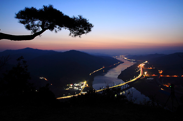 포토 JPG 나무 식물 야경 자연 하늘 조명 산 사람없음 야외 강 하이앵글 노을 일몰 소나무 가교 국내포토 자연요소 건축물 뷰포인트 야간 생태계 파일형식 풍경_경치