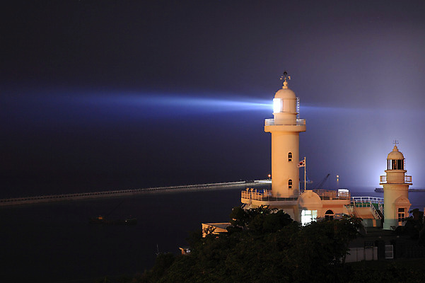 포토 JPG 나무 식물 시설물 건축물 현대건축 건축 바다 자연 등대 풍경 사람없음 야외 건물 빛 깃발 국기 야간 태극기 국내포토 자연요소 생태계 파일형식