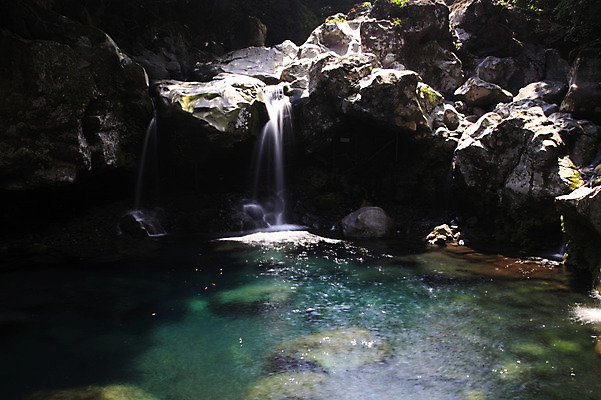 포토 JPG 주간 자연 풍경 사람없음 야외 물 계곡 폭포 돌_바위 바위 국내포토 자연요소 생태계 파일형식