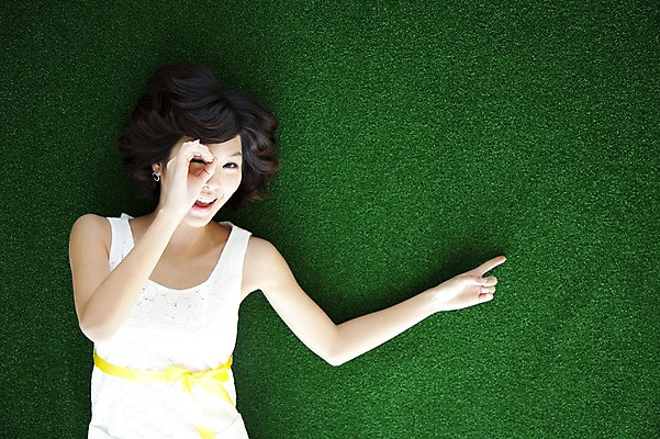 포토 JPG 스튜디오촬영 계절 여자 포즈 모션 실내 표정 한명 미소 웃음 사람 동양인 손짓 이벤트 잔디 상반신 20대 성인 앞모습 초록색 눕기 봄 한국인 가리킴 여자만 여자한명만 성인여자만 청년만 청년여자만 성인한명만 청년여자한명만 성인여자한명만 성인만 국내포토 식물 1 뷰포인트 컬러 인종 청년 내부 파일형식