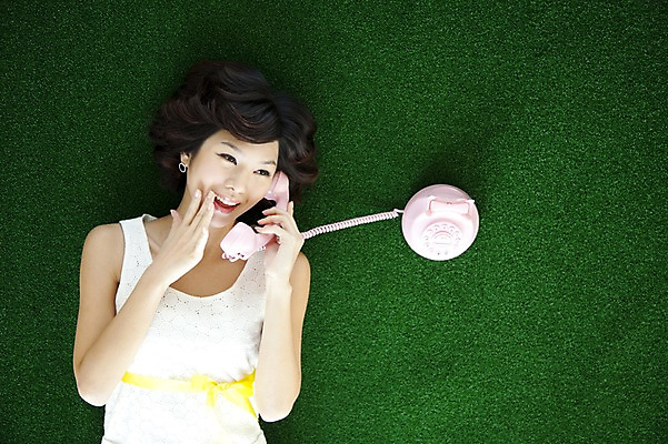 포토 JPG 스튜디오촬영 계절 여자 포즈 통신 모션 실내 표정 한명 미소 웃음 사람 동양인 이벤트 잔디 상반신 20대 성인 앞모습 초록색 눕기 통신기기 봄 한국인 전화기 수화기 통화 여자만 여자한명만 성인여자만 청년만 청년여자만 성인한명만 청년여자한명만 성인여자한명만 성인만 국내포토 식물 1 뷰포인트 컬러 인종 청년 내부 기계 파일형식