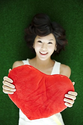 포토 JPG 스튜디오촬영 계절 여자 포즈 쿠션 모션 실내 표정 한명 미소 웃음 들기 사람 동양인 이벤트 잔디 상반신 20대 성인 앞모습 초록색 눕기 봄 한국인 하트 여자만 여자한명만 성인여자만 청년만 청년여자만 성인한명만 청년여자한명만 성인여자한명만 성인만 국내포토 모양 식물 1 뷰포인트 컬러 인종 청년 내부 파일형식