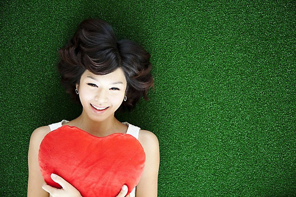 포토 JPG 스튜디오촬영 계절 여자 포즈 쿠션 안기 모션 실내 표정 한명 미소 웃음 사람 동양인 이벤트 잔디 상반신 20대 성인 앞모습 초록색 눕기 봄 한국인 하트 여자만 여자한명만 성인여자만 청년만 청년여자만 성인한명만 청년여자한명만 성인여자한명만 성인만 국내포토 모양 식물 1 뷰포인트 컬러 인종 청년 내부 파일형식