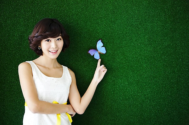 포토 JPG 스튜디오촬영 계절 여자 포즈 나비 모션 실내 표정 한명 미소 웃음 사람 동양인 손짓 이벤트 잔디 상반신 20대 성인 앞모습 초록색 봄 한국인 가리킴 여자만 여자한명만 성인여자만 청년만 청년여자만 성인한명만 청년여자한명만 성인여자한명만 성인만 국내포토 식물 1 뷰포인트 컬러 곤충 인종 청년 내부 파일형식