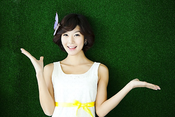 포토 JPG 스튜디오촬영 계절 여자 포즈 나비 모션 안내 실내 표정 설명 한명 미소 웃음 사람 동양인 손짓 이벤트 잔디 상반신 20대 성인 앞모습 초록색 봄 한국인 머리장식 여자만 여자한명만 성인여자만 청년만 청년여자만 성인한명만 청년여자한명만 성인여자한명만 성인만 국내포토 식물 1 뷰포인트 컬러 곤충 인종 청년 내부 장식 파일형식