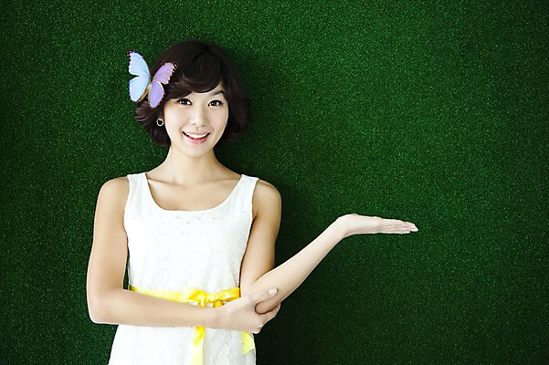 포토 JPG 스튜디오촬영 계절 여자 포즈 나비 모션 안내 실내 표정 설명 한명 미소 웃음 사람 동양인 손짓 이벤트 잔디 상반신 20대 성인 앞모습 초록색 봄 한국인 머리장식 여자만 여자한명만 성인여자만 청년만 청년여자만 성인한명만 청년여자한명만 성인여자한명만 성인만 국내포토 식물 1 뷰포인트 컬러 곤충 인종 청년 내부 장식 파일형식