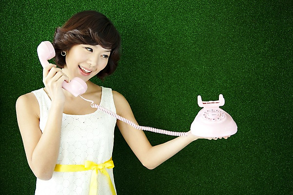 포토 JPG 스튜디오촬영 계절 여자 포즈 통신 모션 실내 표정 한명 미소 웃음 들기 사람 동양인 이벤트 잔디 상반신 20대 성인 옆모습 초록색 통신기기 봄 한국인 전화기 수화기 통화 여자만 여자한명만 성인여자만 청년만 청년여자만 성인한명만 청년여자한명만 성인여자한명만 성인만 국내포토 식물 1 뷰포인트 컬러 인종 청년 내부 기계 파일형식