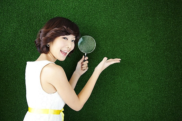 포토 JPG 스튜디오촬영 계절 여자 포즈 모션 돋보기 실내 표정 한명 미소 웃음 사람 동양인 손짓 이벤트 잔디 상반신 20대 성인 옆모습 초록색 봄 한국인 도구 오브젝트 검색 탐색 여자만 여자한명만 성인여자만 청년만 청년여자만 성인한명만 청년여자한명만 성인여자한명만 성인만 국내포토 식물 1 뷰포인트 컬러 인종 청년 내부 파일형식