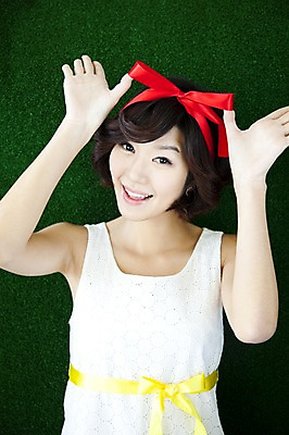 포토 JPG 스튜디오촬영 계절 여자 리본 줄 포즈 모션 실내 표정 한명 미소 웃음 사람 동양인 이벤트 잔디 상반신 20대 성인 앞모습 초록색 봄 한국인 끈 머리장식 여자만 여자한명만 성인여자만 청년만 청년여자만 성인한명만 청년여자한명만 성인여자한명만 성인만 국내포토 식물 1 뷰포인트 컬러 인종 청년 내부 장식 파일형식