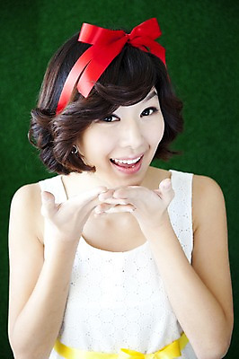 포토 JPG 스튜디오촬영 계절 여자 리본 줄 포즈 모션 실내 표정 한명 미소 웃음 사람 동양인 이벤트 잔디 상반신 20대 성인 앞모습 초록색 봄 한국인 끈 머리장식 여자만 여자한명만 성인여자만 청년만 청년여자만 성인한명만 청년여자한명만 성인여자한명만 성인만 국내포토 식물 1 뷰포인트 컬러 인종 청년 내부 장식 파일형식