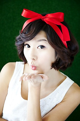 포토 JPG 스튜디오촬영 계절 여자 리본 줄 포즈 모션 실내 표정 한명 사람 동양인 이벤트 잔디 상반신 20대 성인 앞모습 초록색 봄 한국인 끈 불기 머리장식 여자만 여자한명만 성인여자만 청년만 청년여자만 성인한명만 청년여자한명만 성인여자한명만 성인만 국내포토 식물 1 뷰포인트 컬러 인종 청년 내부 장식 파일형식