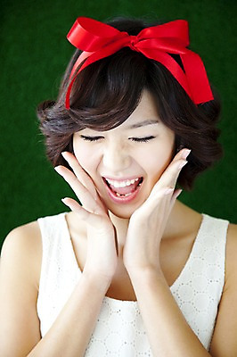 포토 JPG 스튜디오촬영 계절 여자 리본 줄 포즈 모션 실내 표정 한명 미소 웃음 사람 동양인 이벤트 잔디 상반신 20대 성인 앞모습 초록색 봄 한국인 끈 머리장식 여자만 여자한명만 성인여자만 청년만 청년여자만 성인한명만 청년여자한명만 성인여자한명만 성인만 국내포토 식물 1 뷰포인트 컬러 인종 청년 내부 장식 파일형식