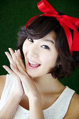 포토 JPG 스튜디오촬영 계절 여자 리본 줄 포즈 모션 실내 표정 한명 미소 웃음 사람 동양인 이벤트 잔디 상반신 20대 성인 앞모습 초록색 봄 한국인 끈 머리장식 여자만 여자한명만 성인여자만 청년만 청년여자만 성인한명만 청년여자한명만 성인여자한명만 성인만 국내포토 식물 1 뷰포인트 컬러 인종 청년 내부 장식 파일형식