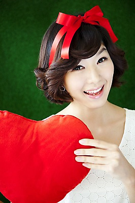 포토 JPG 스튜디오촬영 계절 여자 리본 줄 포즈 쿠션 안기 모션 실내 표정 한명 미소 웃음 사람 동양인 이벤트 잔디 상반신 20대 성인 앞모습 초록색 봄 한국인 하트 끈 머리장식 여자만 여자한명만 성인여자만 청년만 청년여자만 성인한명만 청년여자한명만 성인여자한명만 성인만 국내포토 모양 식물 1 뷰포인트 컬러 인종 청년 내부 장식 파일형식