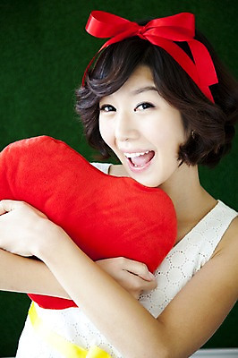 포토 JPG 스튜디오촬영 계절 여자 리본 줄 포즈 쿠션 안기 모션 실내 표정 한명 미소 웃음 사람 동양인 이벤트 잔디 상반신 20대 성인 앞모습 초록색 봄 한국인 하트 끈 머리장식 여자만 여자한명만 성인여자만 청년만 청년여자만 성인한명만 청년여자한명만 성인여자한명만 성인만 국내포토 모양 식물 1 뷰포인트 컬러 인종 청년 내부 장식 파일형식