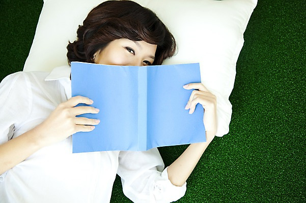 포토 JPG 스튜디오촬영 계절 여자 여유 포즈 모션 휴식 교재 실내 한명 웃음 사람 동양인 이벤트 잔디 상반신 20대 성인 취미 앞모습 책 초록색 눕기 독서 봄 한국인 여자만 여자한명만 성인여자만 청년만 청년여자만 성인한명만 청년여자한명만 성인여자한명만 성인만 국내포토 식물 1 교육 감정 뷰포인트 컬러 컨셉 표정 인종 청년 내부 파일형식