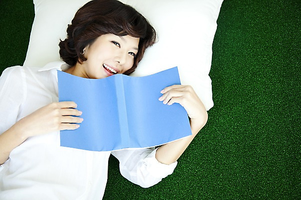 포토 JPG 스튜디오촬영 계절 여자 여유 포즈 베개 모션 휴식 교재 실내 한명 미소 웃음 사람 동양인 이벤트 잔디 상반신 20대 성인 취미 앞모습 책 초록색 눕기 독서 봄 한국인 여자만 여자한명만 성인여자만 청년만 청년여자만 성인한명만 청년여자한명만 성인여자한명만 성인만 국내포토 식물 1 교육 감정 뷰포인트 컬러 컨셉 침구 표정 인종 청년 내부 파일형식