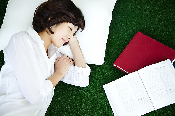 포토 JPG 스튜디오촬영 계절 여자 여유 포즈 모션 휴식 교재 실내 표정 한명 미소 웃음 사람 동양인 이벤트 잔디 상반신 20대 성인 취미 옆모습 책 초록색 눕기 봄 한국인 잠 수면 여자만 여자한명만 성인여자만 청년만 청년여자만 성인한명만 청년여자한명만 성인여자한명만 성인만 국내포토 식물 1 교육 감정 뷰포인트 컬러 컨셉 인종 청년 내부 물 파일형식