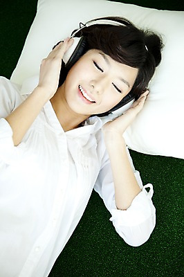 포토 JPG 스튜디오촬영 계절 여자 여유 음악 포즈 모션 휴식 실내 표정 한명 미소 웃음 사람 동양인 이벤트 잔디 상반신 20대 성인 취미 앞모습 초록색 눕기 눈감음 헤드폰 헤드셋 봄 음악감상 한국인 여자만 여자한명만 성인여자만 청년만 청년여자만 성인한명만 청년여자한명만 성인여자한명만 성인만 국내포토 식물 1 감정 뷰포인트 컬러 음향기기 컨셉 문화예술 인종 청년 내부 감상 파일형식