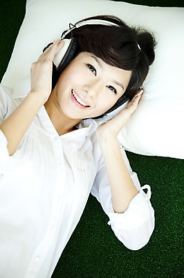 포토 JPG 스튜디오촬영 계절 여자 여유 포즈 모션 휴식 실내 표정 한명 미소 웃음 사람 동양인 이벤트 잔디 상반신 20대 성인 취미 앞모습 초록색 눕기 헤드폰 헤드셋 봄 음악감상 한국인 여자만 여자한명만 성인여자만 청년만 청년여자만 성인한명만 청년여자한명만 성인여자한명만 성인만 국내포토 식물 1 감정 뷰포인트 컬러 음향기기 컨셉 인종 청년 내부 감상 파일형식