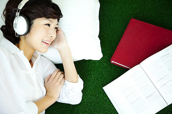 포토 JPG 스튜디오촬영 계절 여자 여유 음악 이어폰 포즈 베개 모션 휴식 교재 실내 한명 미소 웃음 사람 동양인 이벤트 잔디 상반신 20대 성인 취미 옆모습 책 초록색 눕기 헤드폰 헤드셋 봄 음악감상 한국인 여자만 여자한명만 성인여자만 청년만 청년여자만 성인한명만 청년여자한명만 성인여자한명만 성인만 국내포토 식물 1 교육 감정 뷰포인트 컬러 음향기기 컨셉 침구 문화예술 표정 인종 청년 내부 감상 파일형식