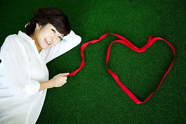 포토 JPG 스튜디오촬영 계절 여자 리본 줄 포즈 모션 휴식 실내 사랑 한명 미소 웃음 사람 동양인 이벤트 잔디 상반신 20대 성인 취미 옆모습 초록색 눕기 봄 한국인 하트 끈 여자만 여자한명만 성인여자만 청년만 청년여자만 성인한명만 청년여자한명만 성인여자한명만 성인만 국내포토 모양 식물 1 감정 뷰포인트 컬러 컨셉 표정 인종 청년 내부 파일형식