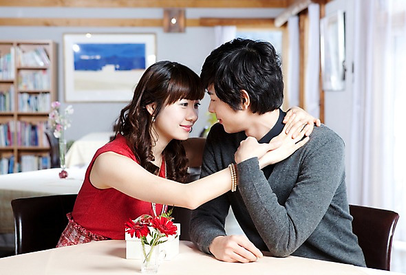 포토 JPG 해외기획촬영 커플 응시 여자 남자 꽃 행복 감정 음식 액자 의자 데이트 2010년일본 포옹 식탁 탁자 책장 실내 사랑 미소 웃음 사람 앉기 동양인 이벤트 상반신 두명 옆모습 식당 레스토랑 식사 다정 커튼 분위기 국내포토 식물 시선 뷰포인트 가구 컨셉 관계 안기 모션 표정 인종 내부 상점 파일형식