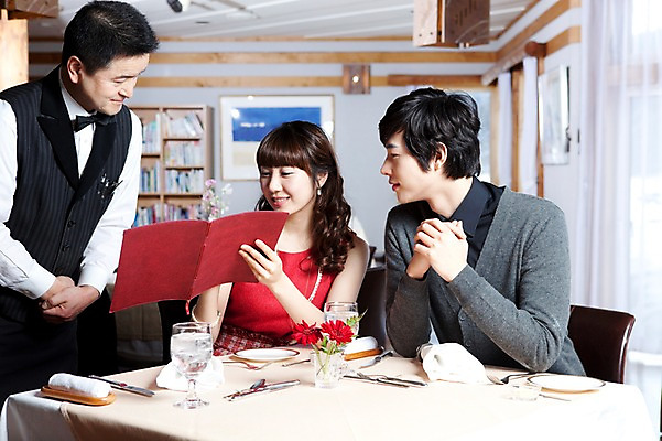 포토 JPG 해외기획촬영 접시 커플 여자 남자 꽃 행복 감정 음식 액자 의자 데이트 2010년일본 식탁 탁자 잔 책장 실내 사랑 미소 웃음 사람 앉기 동양인 이벤트 상반신 앞모습 컵 세명 식당 레스토랑 식사 다정 커튼 분위기 종업원 웨이터 직원 메뉴 메뉴판 주문 외식 국내포토 식물 직업 식기 뷰포인트 가구 컨셉 관계 모션 표정 인종 내부 상점 파일형식