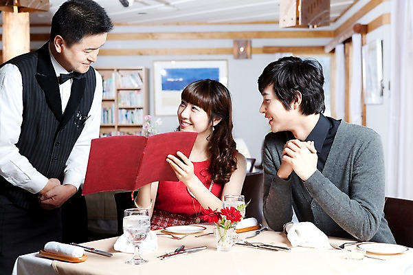 포토 JPG 해외기획촬영 접시 커플 여자 남자 꽃 행복 감정 음식 액자 의자 데이트 2010년일본 식탁 탁자 잔 책장 실내 사랑 미소 웃음 사람 앉기 동양인 이벤트 상반신 앞모습 컵 세명 식당 레스토랑 식사 다정 커튼 분위기 종업원 웨이터 직원 메뉴 메뉴판 주문 외식 국내포토 식물 직업 식기 뷰포인트 가구 컨셉 관계 모션 표정 인종 내부 상점 파일형식