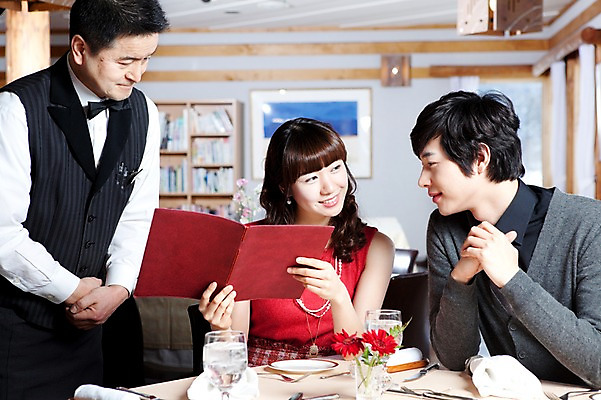 포토 JPG 해외기획촬영 접시 커플 응시 여자 남자 꽃 행복 감정 음식 액자 의자 데이트 2010년일본 식탁 탁자 잔 책장 실내 사랑 미소 웃음 사람 앉기 동양인 이벤트 상반신 앞모습 컵 세명 식당 레스토랑 식사 다정 커튼 분위기 종업원 웨이터 직원 메뉴 메뉴판 주문 외식 국내포토 식물 직업 식기 시선 뷰포인트 가구 컨셉 관계 모션 표정 인종 내부 상점 파일형식