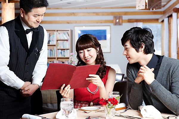 포토 JPG 해외기획촬영 접시 커플 여자 남자 꽃 행복 감정 음식 액자 의자 데이트 2010년일본 식탁 탁자 잔 책장 실내 사랑 미소 웃음 사람 앉기 동양인 이벤트 상반신 앞모습 컵 세명 식당 레스토랑 식사 다정 커튼 분위기 종업원 웨이터 직원 메뉴 메뉴판 주문 외식 국내포토 식물 직업 식기 뷰포인트 가구 컨셉 관계 모션 표정 인종 내부 상점 파일형식